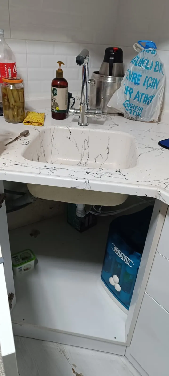 Express Water 12 litre cihaz, 3 yollu batarya ile birlikte monte edilmiş hâli — tezgah üstünde ikinci bir musluk görünmüyor