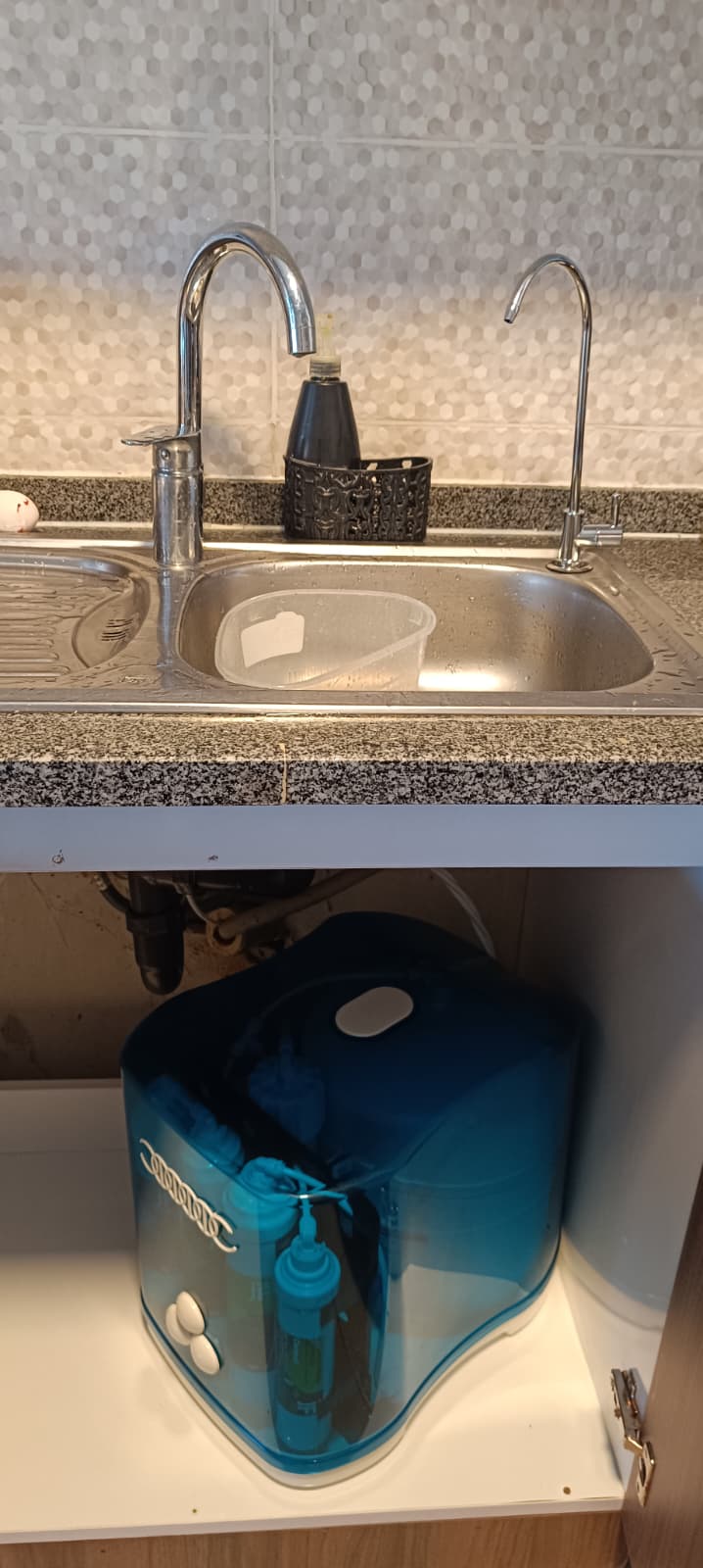 Express Water 12 litre su arıtma cihazının turkuaz gövdeli modeli, eviye altında