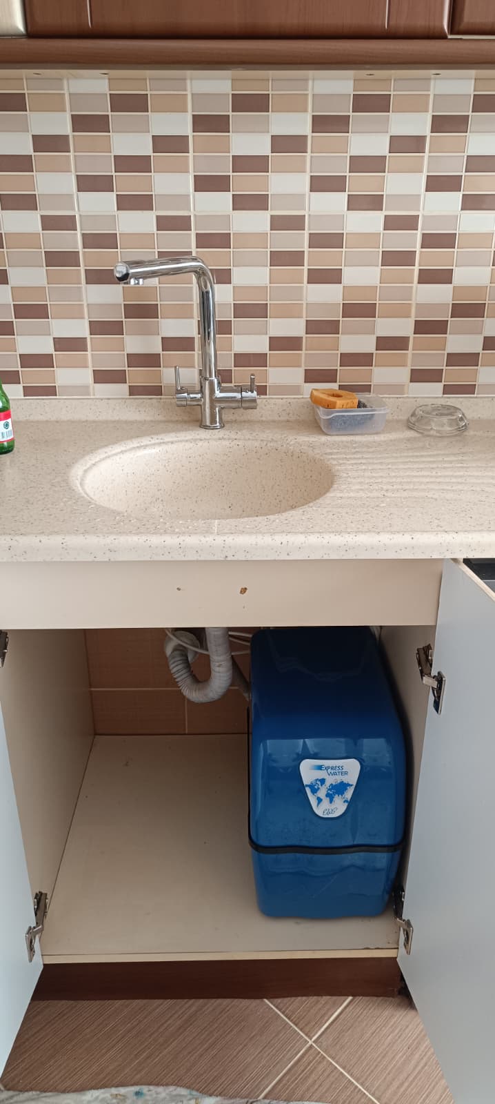 Express Water 8 litre su arıtma cihazı — tezgah altına monte edilmiş hâli
