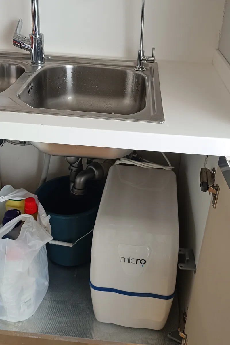 Micro su arıtma cihazı, çelik eviye altında dolabın yan tarafına yerleştirilmiş