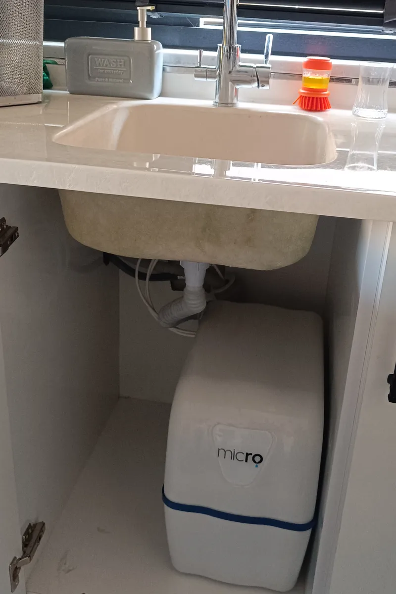 Micro su arıtma cihazı, beyaz eviyenin altında dolaba monte edilmiş